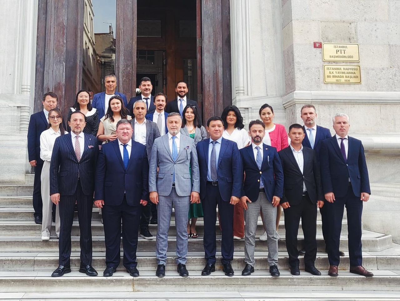 ОАО «Кыргыз почтасы» и «Элдик Банк» заключило договор с дочерней компанией Почты Турции турецкой компанией PtteM по развитию рынка электронной коммерции.