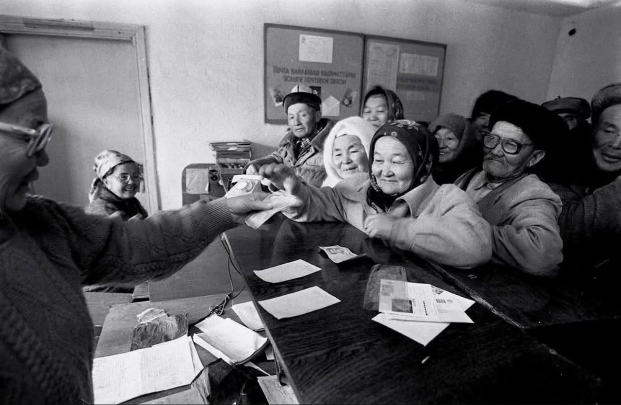 Эмоции почтовых работников, получивших первую кыргызскую купюру — 1993 год
