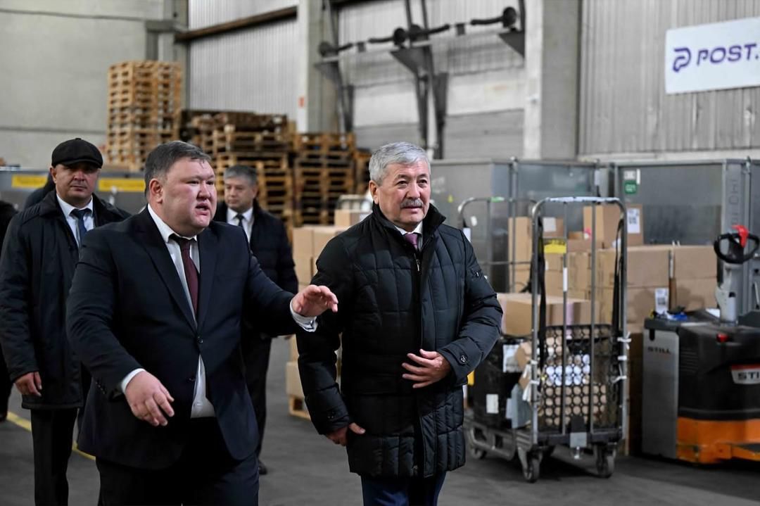 Глава Кабмина посетил зарубежный логистический центр «Кыргыз почтасы» в Берлине